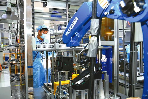 工作人員正在操控機器人手臂